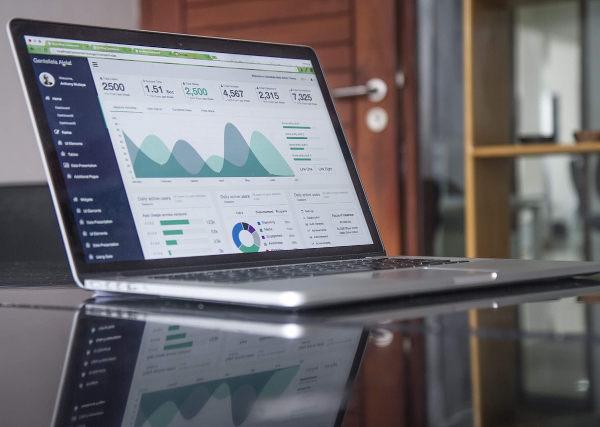 ERPNext-Dashboard auf einem Laptop